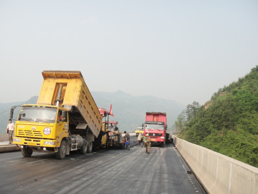 Añadido en celo anti del camino negro para las autopistas municipales de los caminos